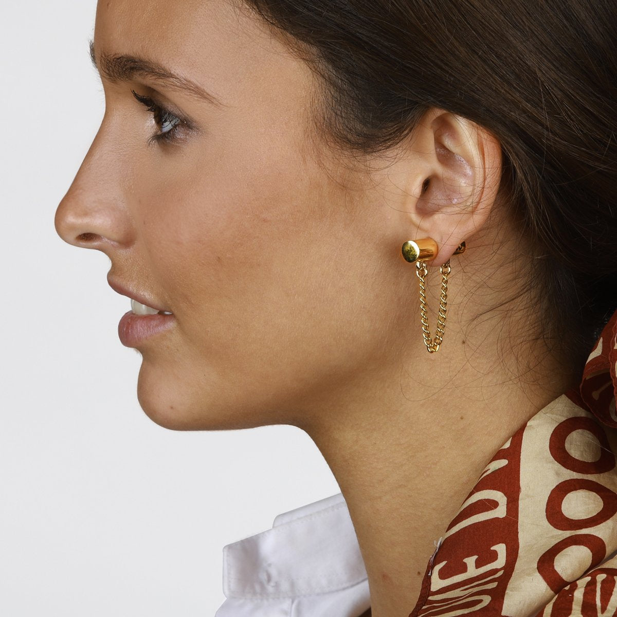 Foto de Detalle de Pendiente en baño de Oro con modelo  de CXC