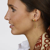 Foto de Detalle de Pendiente en baño de Oro con modelo  de CXC