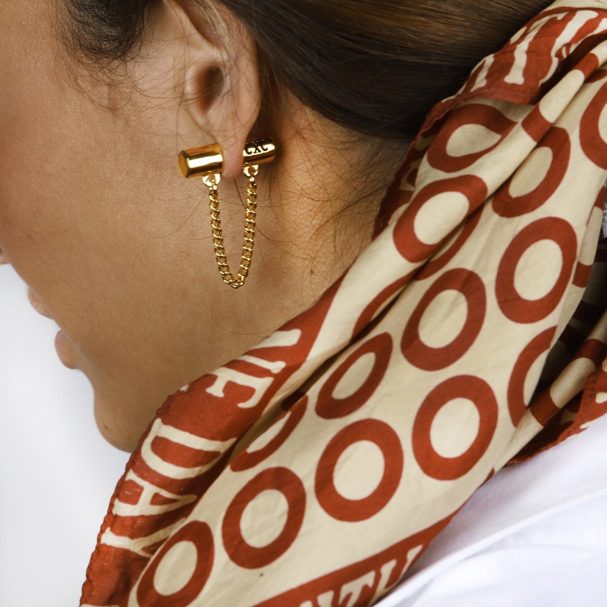 Foto de Detalle de Pendiente en baño de Oro con modelo  de CXC