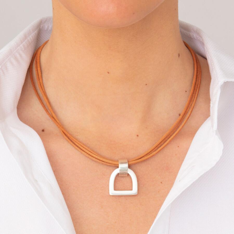 Foto de Detalle de Collar en baño de Plata con modelo de CXC