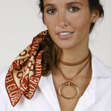 Foto de Detalle de Collar en baño de Oro con modelo  de CXC