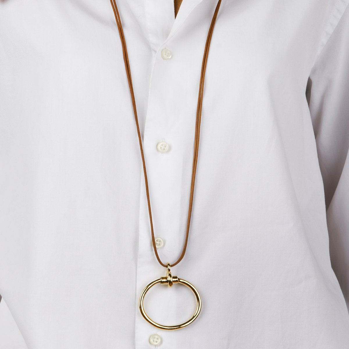 Foto de Detalle de Collar en baño de Oro con modelo  de CXC