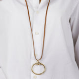 Foto de Detalle de Collar en baño de Oro con modelo  de CXC