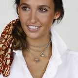 Foto de Detalle de Collar en baño de Plata con modelo  de CXC