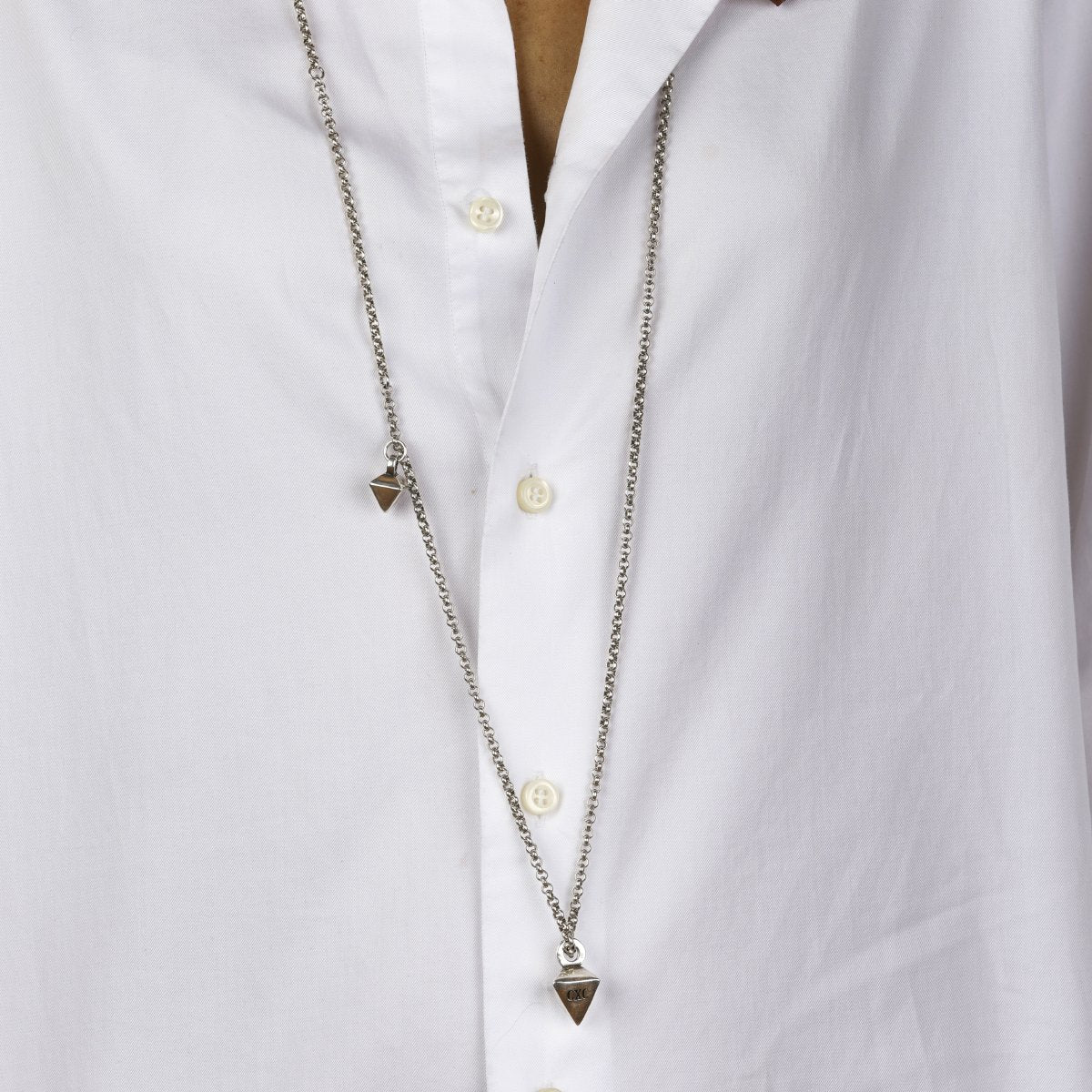 Foto de Detalle de Collar en baño de Plata con modelo  de CXC