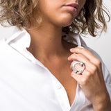 Foto de Detalle de Anillo en baño de Plata con modelo de CXC