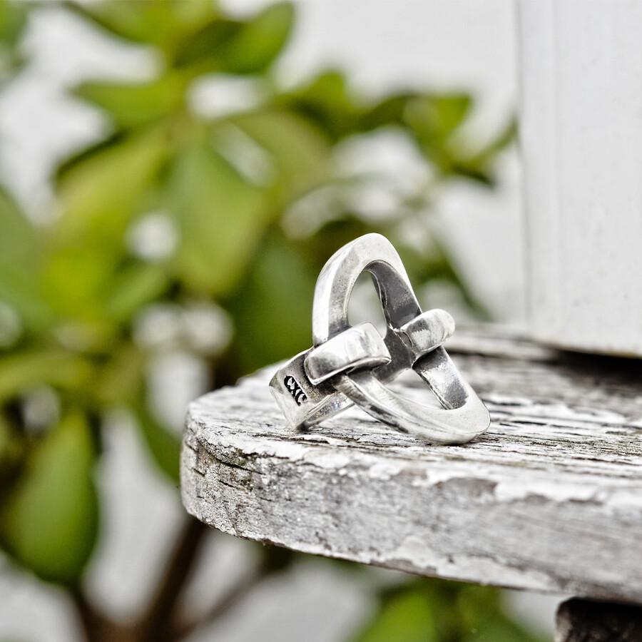 Foto de Detalle de Anillo en baño de Plata con modelo de CXC