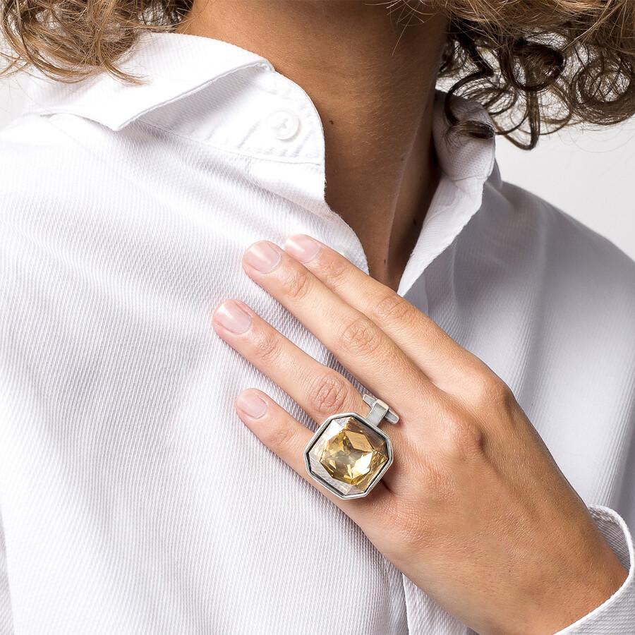 Foto de Detalle de Anillo en baño de Plata con modelo de CXC