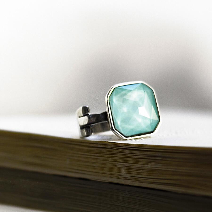 Foto de Detalle de Anillo en baño de Plata con modelo de CXC