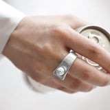 Foto de Detalle de Anillo en baño de Plata con modelo de CXC