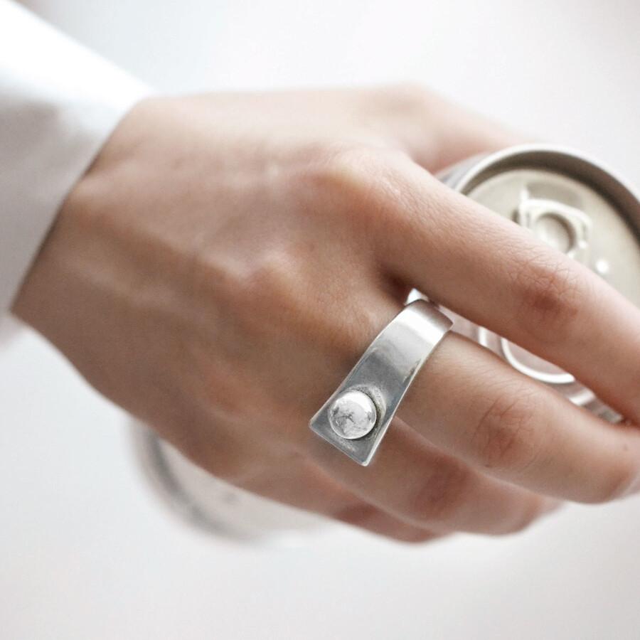 Foto de Detalle de Anillo en baño de Plata con modelo de CXC