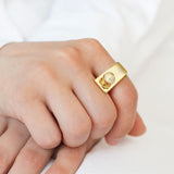 Foto de Detalle de Anillo en baño de Oro con modelo de CXC