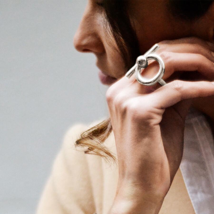 Foto de Detalle de Anillo en baño de Plata con modelo de CXC