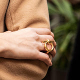 Foto de Detalle de Anillo en baño de Oro con modelo de CXC