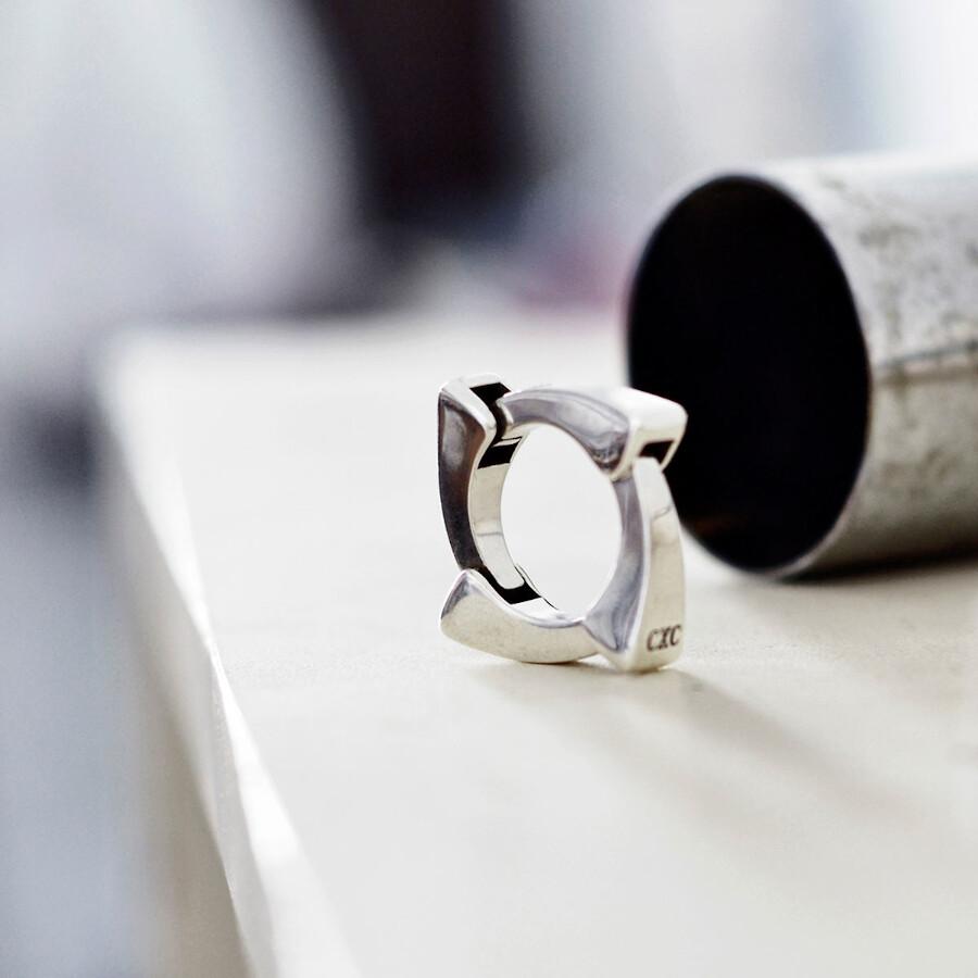 Foto de Detalle de Anillo en baño de Plata con modelo de CXC