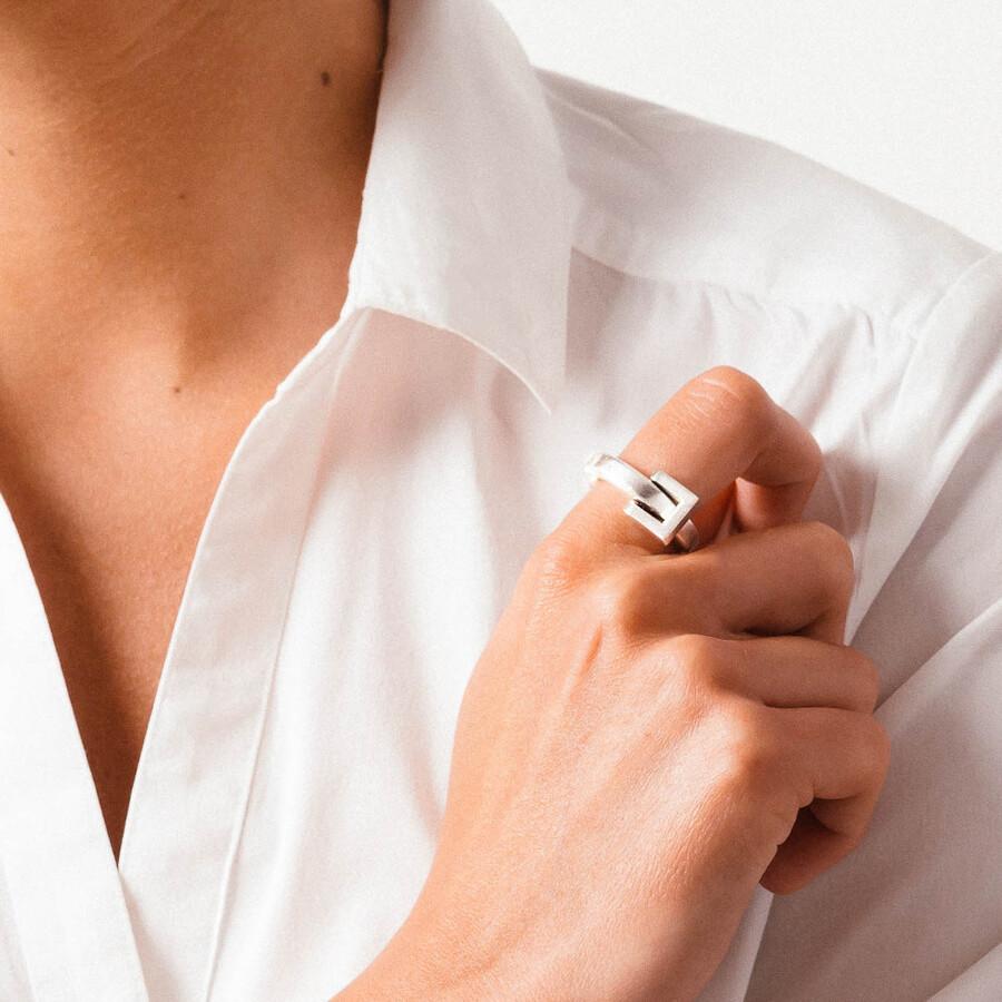 Foto de Detalle de Anillo en baño de Plata con modelo de CXC