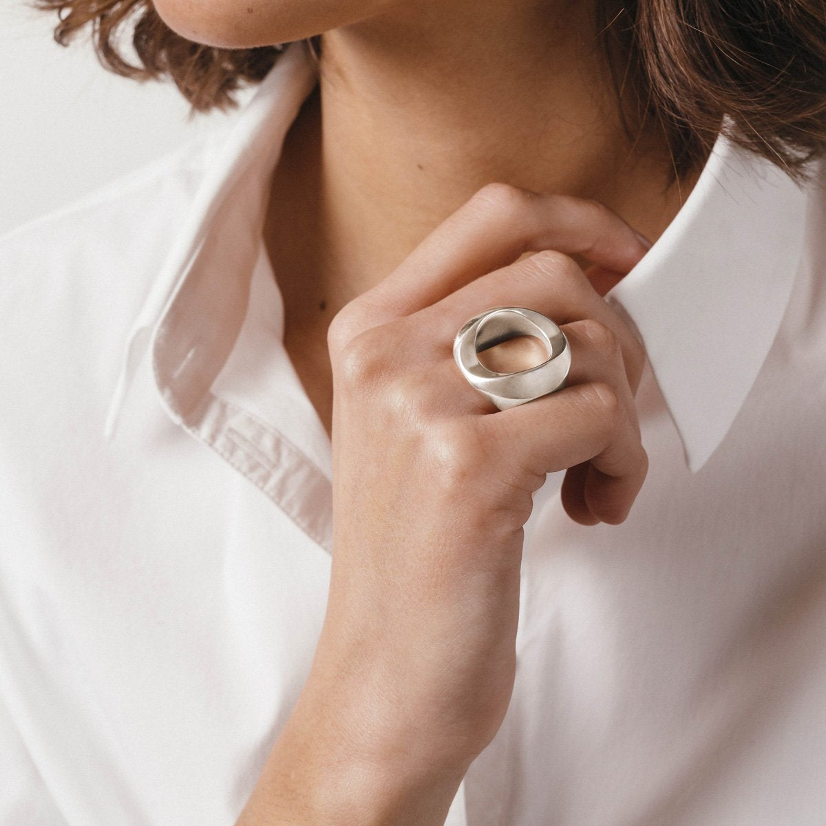 Foto de Detalle de Anillo en baño de Plata con modelo de CXC