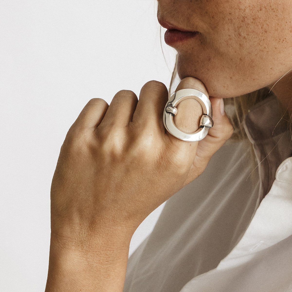 Foto de Detalle de Anillo en baño de Plata con modelo de CXC