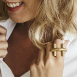 Foto de Detalle de Anillo en baño de Oro con modelo de CXC